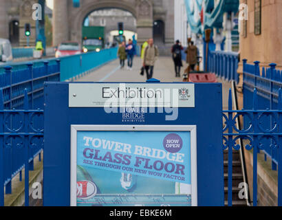 Firmare il Tower Bridge pubblicità il vetro nuovo pavimentato alto livello marciapiede Londra Inghilterra Europa Foto Stock