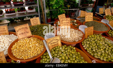 Verdure sott'olio su un mercato, Spagna, Balearen, Maiorca, Alcudia Foto Stock