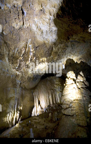 Deposizioni di lime in grotta dripstone, in Germania, in Renania settentrionale-Vestfalia, Sauerland Foto Stock