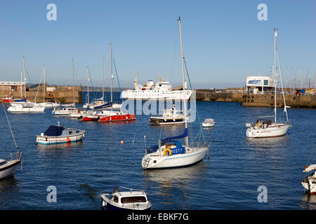 Penzance Harbour, l'acqua alta in serata con il traghetto Scillonian ormeggiate lungo la banchina per la notte. Foto Stock