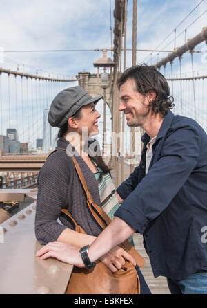 Stati Uniti d'America, nello Stato di New York, New York, Brooklyn, coppia felice sul ponte di Brooklyn Foto Stock