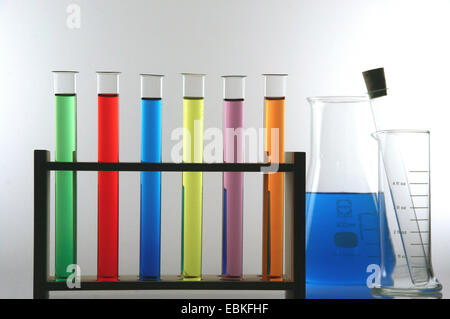 Vetro da laboratorio con liquido colorato Foto Stock