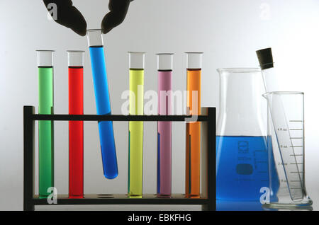 Vetro da laboratorio con liquido colorato Foto Stock