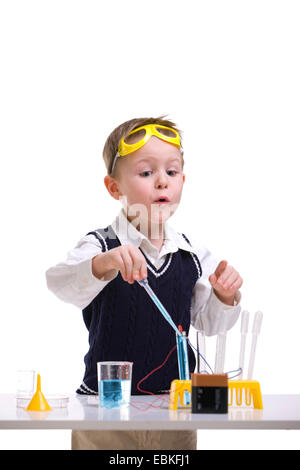 Inizio dell'istruzione. Ragazzo di eseguire esperimenti di chimica Foto Stock