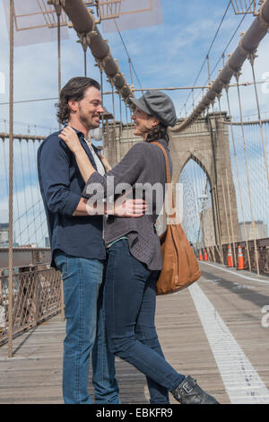 Stati Uniti d'America, nello Stato di New York, New York, Brooklyn, felice coppia abbracciando sul ponte di Brooklyn Foto Stock