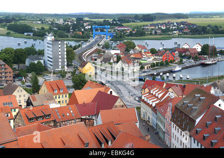 Vista dal campanile della chiesa di San Pietro alla città e Peenestrom, Germania, Meclemburgo-Pomerania, Wolgast Foto Stock