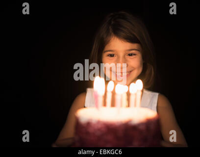 Ritratto di ragazza (6-7) con torta di compleanno Foto Stock