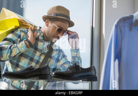 Elegante uomo window shopping Foto Stock