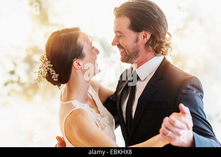 Sposa e lo sposo dancing Foto Stock