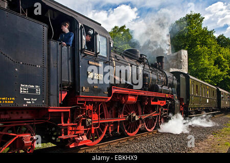 Storica locomotiva a vapore della Valle della Ruhr Ferrovia a castello Hardenstein rovina, in Germania, in Renania settentrionale-Vestfalia, la zona della Ruhr, Witten Foto Stock