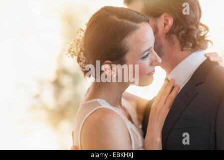 Sposa e lo sposo di ballare guancia a guancia Foto Stock