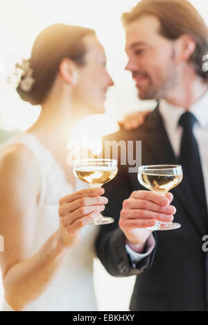 Sposa e lo sposo la tostatura con champagne Foto Stock