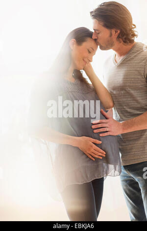Baciare uomo donna in stato di gravidanza Foto Stock