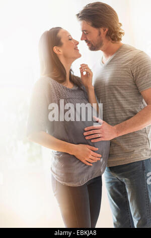 Felice l'uomo e la sua donna in stato di gravidanza Foto Stock