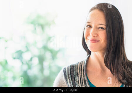 Ritratto di sorridente brunette Foto Stock