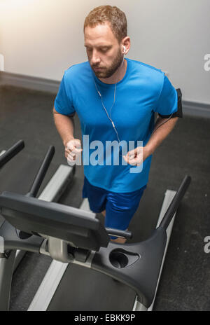 Metà uomo adulto che esercitano su tapis roulant Foto Stock