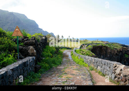 Un percorso a piedi lungo la costa tra Buenavista e Playa de Las Arenas, Isole Canarie, Tenerife, a Buenavista del Norte Foto Stock