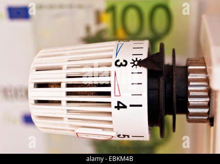 Termostato del radiatore e di banconote, simbolo immagine per spese di riscaldamento, Germania Foto Stock