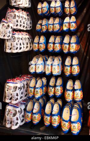 Zoccoli colorati in vendita ad Amsterdam che mostrano l'artigianato e la cultura tradizionali olandesi. Paesi Bassi, Europa Foto Stock