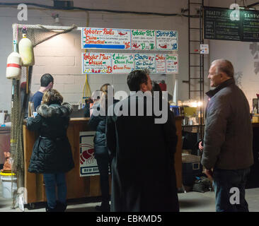 Fame di acquirenti on line a Red Hook Lobster Pound stand al Brooklyn Flea, ora l'inverno delle pulci, in Crown Heights Foto Stock