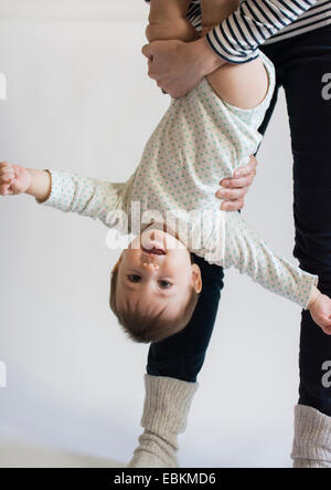 La ragazza (12-17 mesi) giocando con la sua mamma Foto Stock