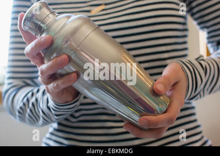 Barista cocktail di scuotimento Foto Stock