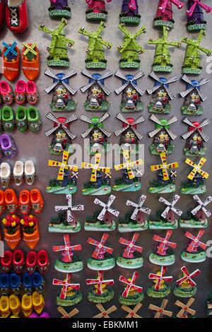 Souvenir colorati di mulini a vento che mostrano il fascino e la cultura di Amsterdam esposti ordinatamente su una parete di souvenir. Paesi Bassi Foto Stock
