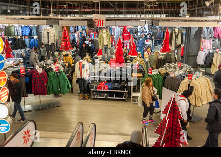 Gli amanti dello shopping in Old Navy in Herald Square Shopping District di New York in cerca di occasioni sulla Giornata del Ringraziamento Foto Stock