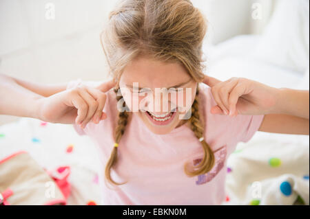 Arrabbiato ragazza (12-13) in camera da letto Foto Stock