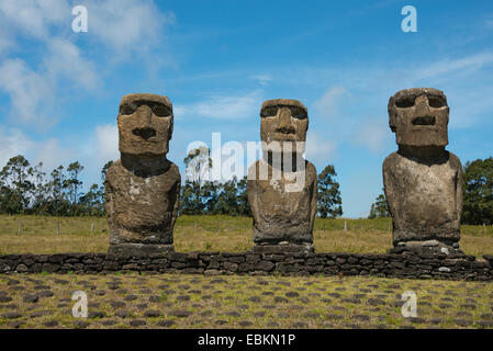 Il Cile, Isola di Pasqua aka Rapa Nui. Ahu Akivi, piattaforma cerimoniale con sette restaurato in piedi moai statue. Foto Stock
