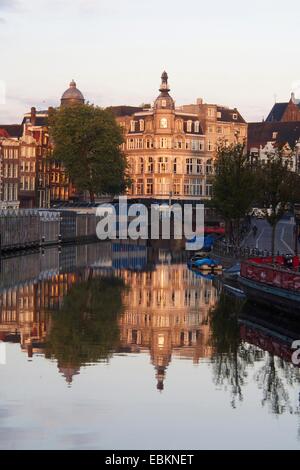 Il canale Singel ad Amsterdam, nei Paesi Bassi, Europa Foto Stock