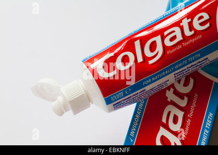 Dentifricio in fluoruro sbiancante Colgate con coperchio su sfondo bianco - dentifrici colgate Foto Stock