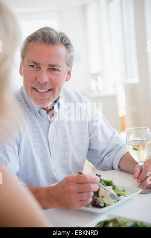 Ritratto di uomo di mangiare e di bere il vino bianco al ristorante Foto Stock