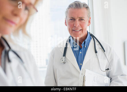 Ritratto di sorridente medico maschio con uno stetoscopio Foto Stock