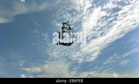 Kite in forma di una nave pirata nel cielo Foto Stock