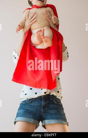 Studio shot di madre holding bimba (18-23 mesi) Foto Stock