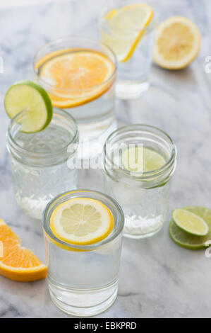 Studio shot di limone, arancio e la calce e bevande Foto Stock