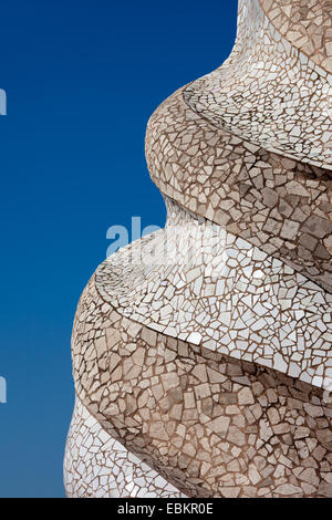 Curve di astratta di Casa Mila camino con rotte cocci di piastrelle a mosaico, progettato da Antoni Gaudì a Barcellona, in Catalogna, Spagna. Foto Stock