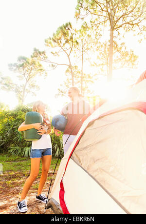 Stati Uniti d'America, Florida, Tequesta, matura in piedi accanto alla tenda in foresta Foto Stock