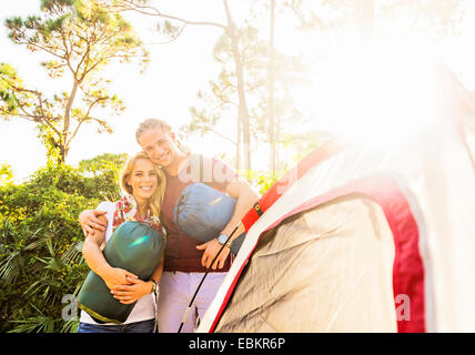 Stati Uniti d'America, Florida, Tequesta, ritratto della coppia sorridente insieme in piedi accanto alla tenda Foto Stock