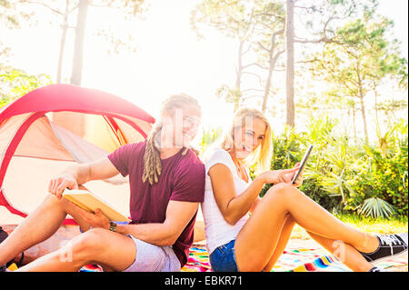 Stati Uniti d'America, Florida, Tequesta, Coupe seduti nella parte anteriore della tenda Foto Stock