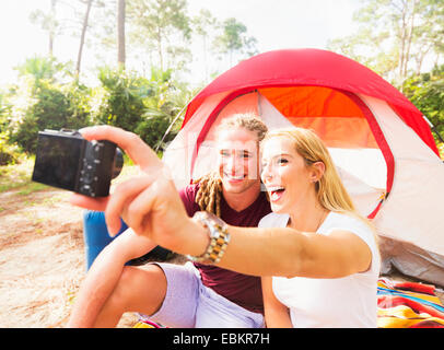 Stati Uniti d'America, Florida, Tequesta, giovane tenendo selfie Foto Stock