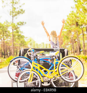 Stati Uniti d'America, Florida, Tequesta, Donna mani di salita in auto Foto Stock