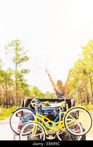 Stati Uniti d'America, Florida, Tequesta, Donna mani di salita in auto Foto Stock