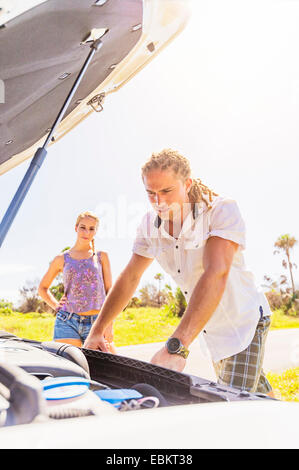 Stati Uniti d'America, Florida, Tequesta, giovane controllo auto motore Foto Stock