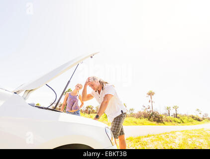 Stati Uniti d'America, Florida, Tequesta, giovane controllo auto motore Foto Stock