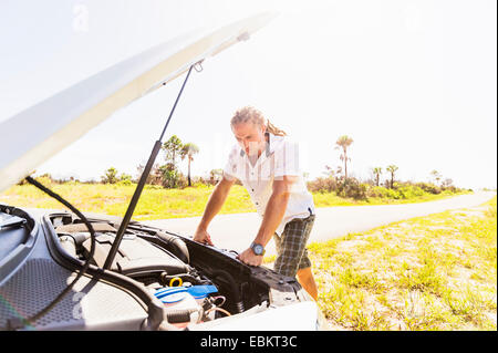 Stati Uniti d'America, Florida, Tequesta, giovane guardando auto motore Foto Stock