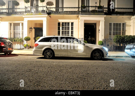 2014 Mercedes Benz Classe E STATION WAGON parcheggiata ibrida in una piazza di Londra a tarda notte Foto Stock