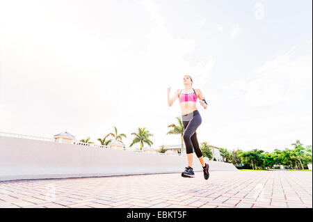 Stati Uniti d'America, Florida, Giove, donna in corsa lungo la promenade Foto Stock