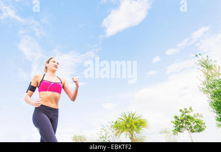 Stati Uniti d'America, Florida, Giove, giovane donna fare jogging nel parco Foto Stock